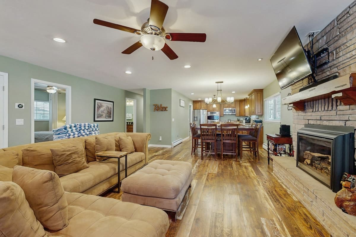 Luxury Home Near Lake, Hot Tub & Poker Table - Photo 1
