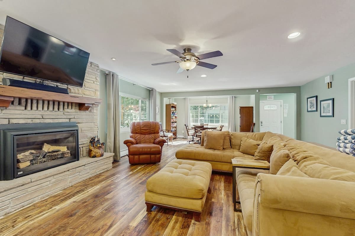 Luxury Home Near Lake, Hot Tub & Poker Table - Photo 3