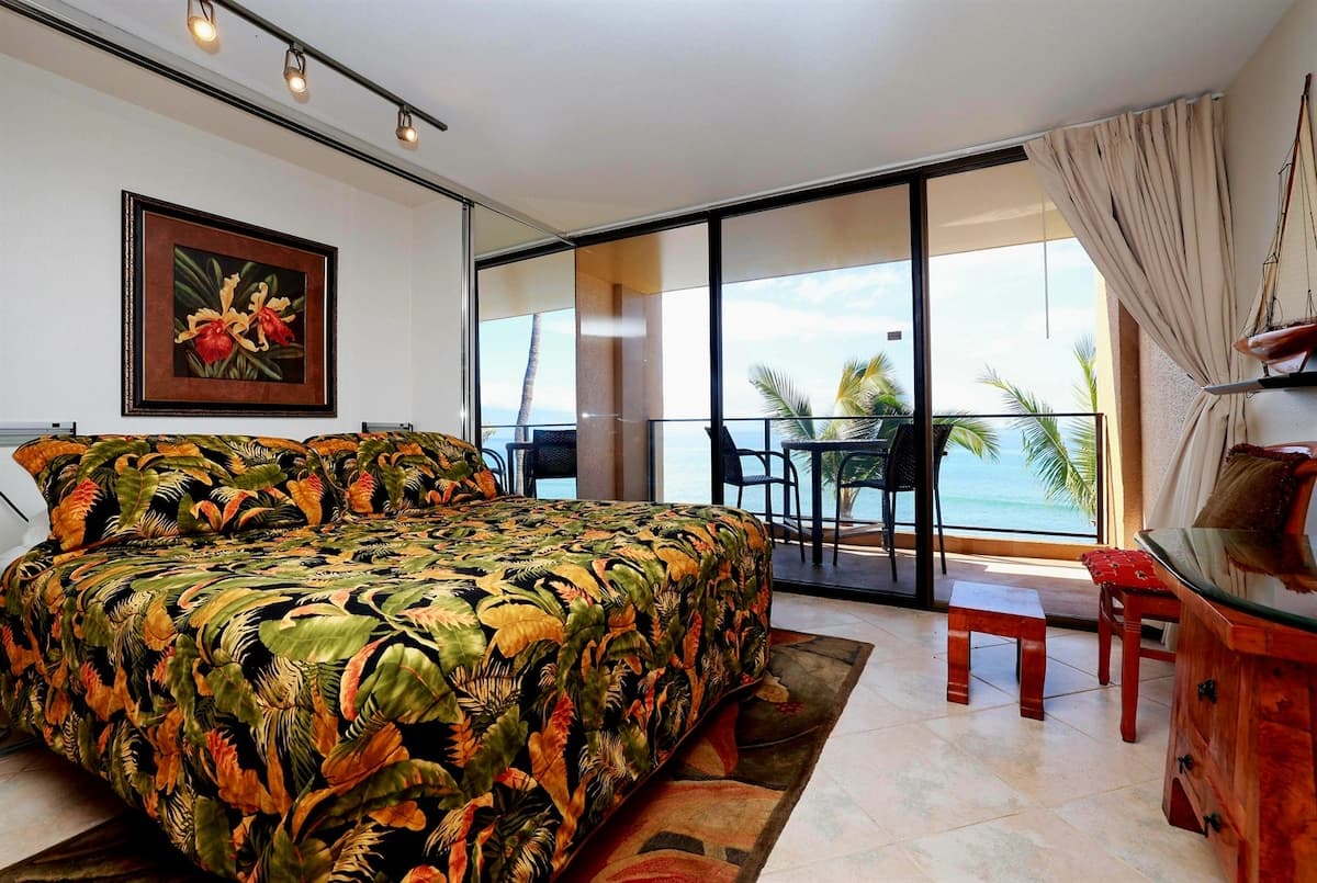 Direct Oceanfront View at Mahana Studio, King Bed - Photo 3