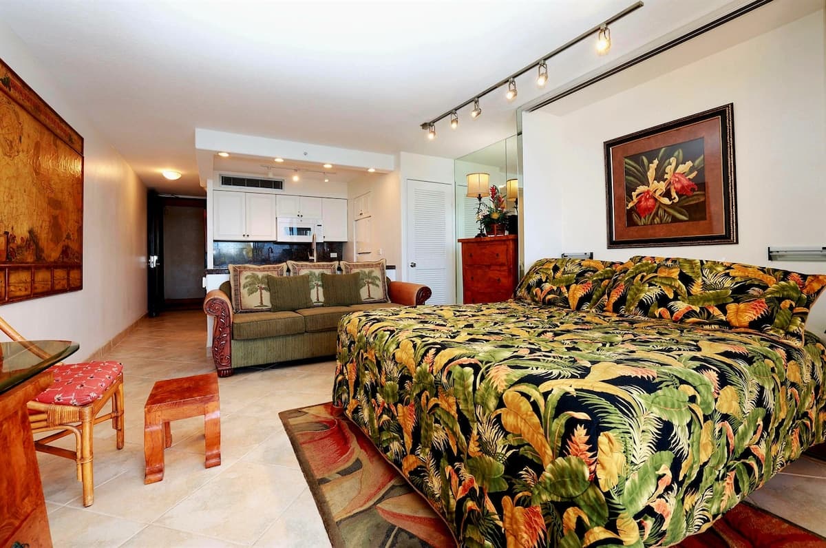 Direct Oceanfront View at Mahana Studio, King Bed - Photo 4