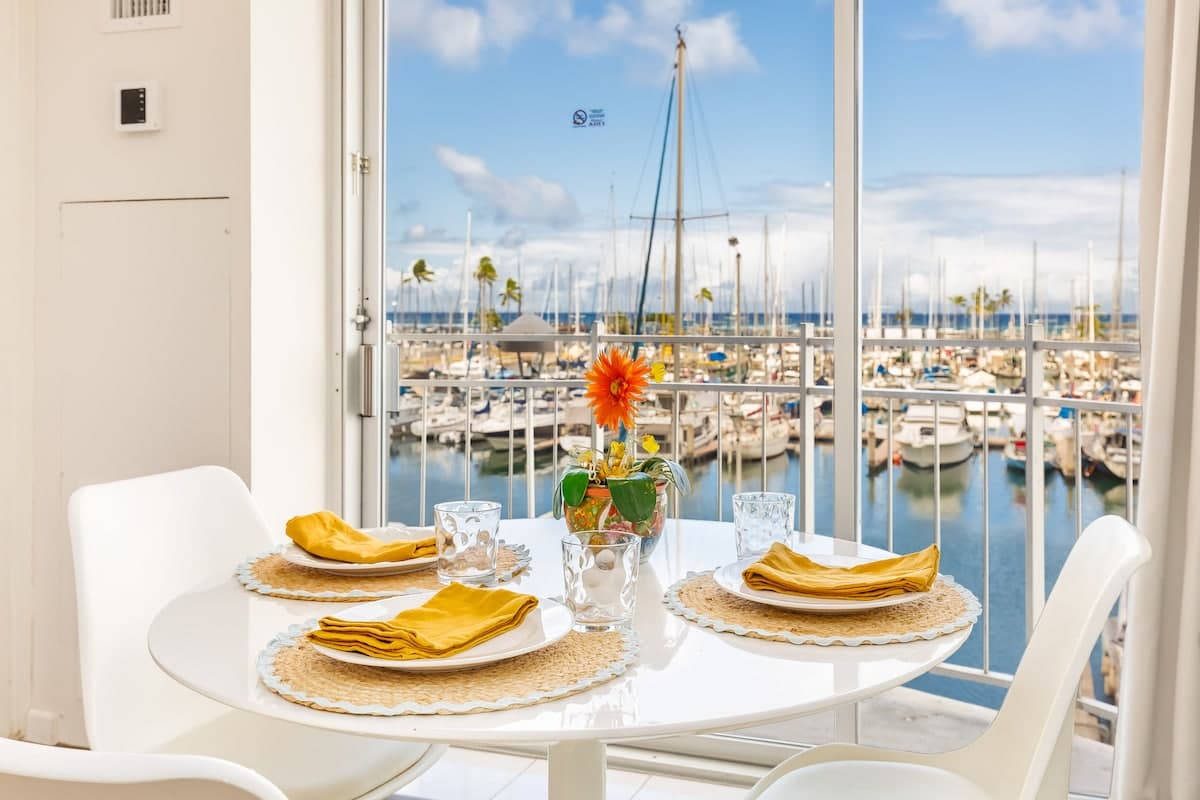 Condo in Honolulu · ★5.0 · 1 bedroom · 2 beds · 1 private bath - Photo 2