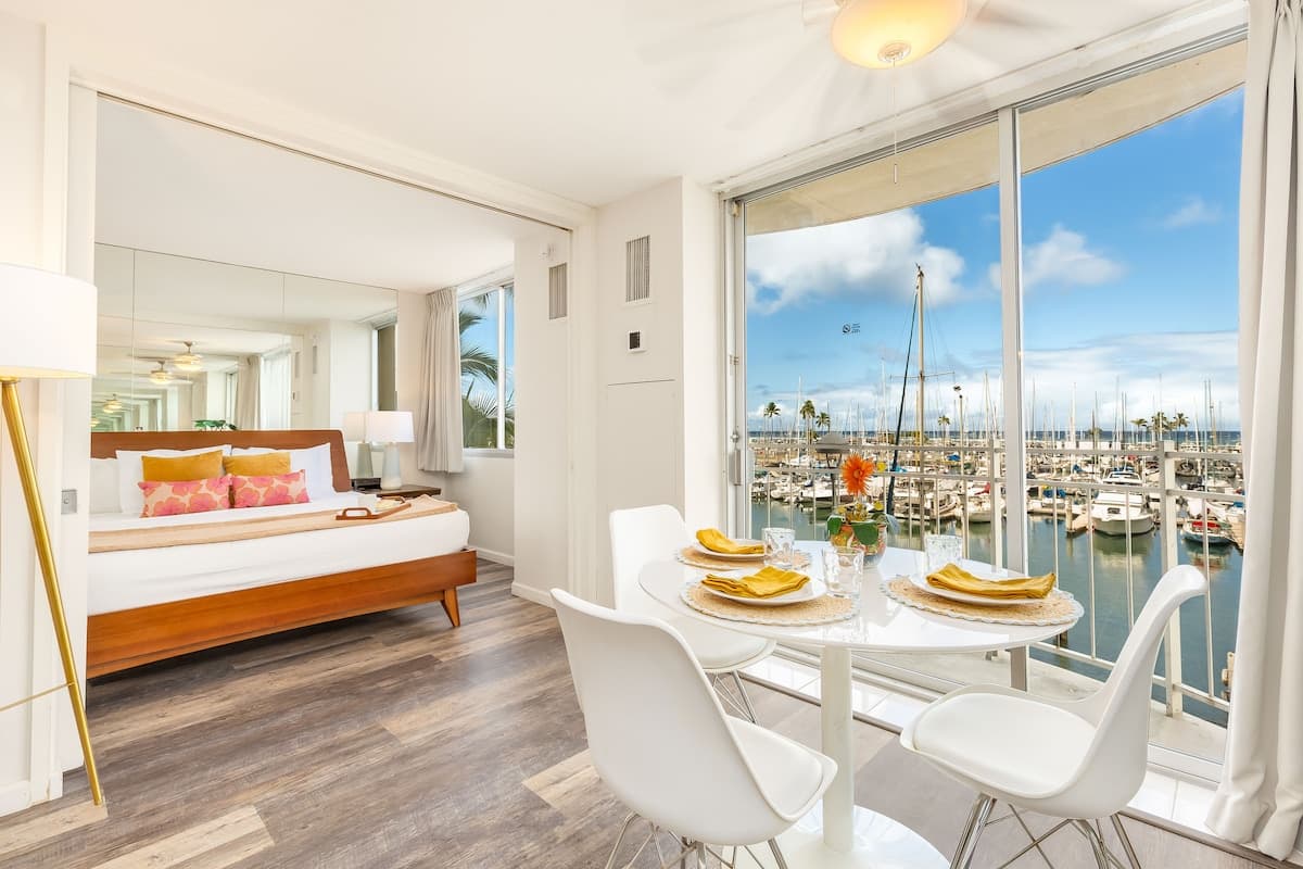 Condo in Honolulu · ★5.0 · 1 bedroom · 2 beds · 1 private bath - Photo 3