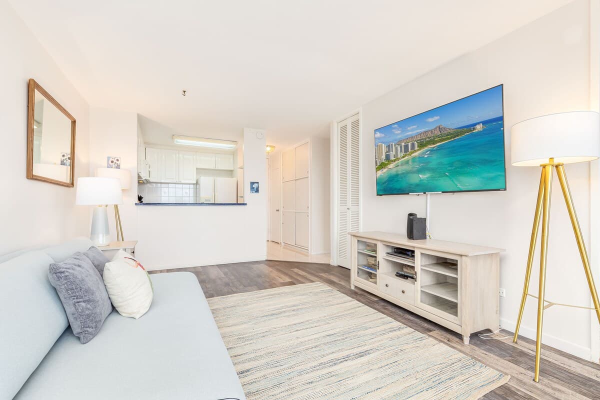 Condo in Honolulu · ★5.0 · 1 bedroom · 2 beds · 1 private bath - Photo 5