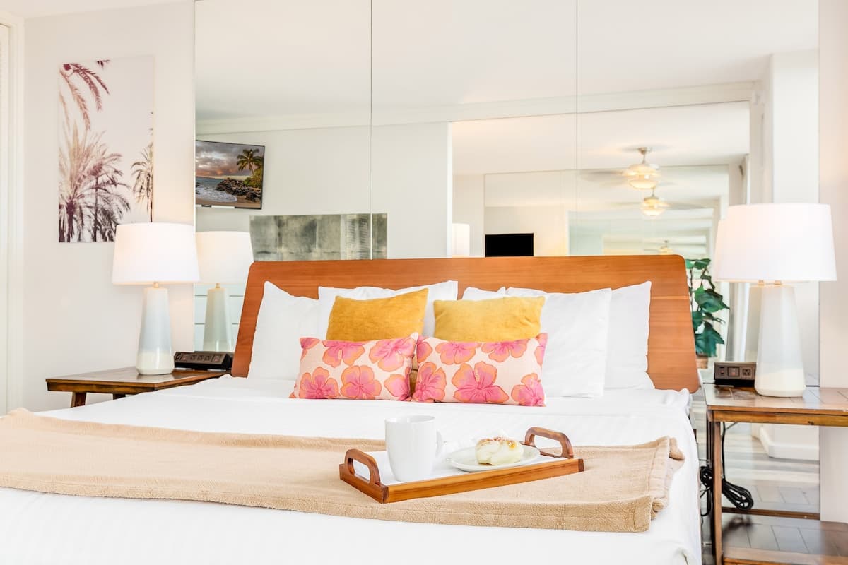 Condo in Honolulu · ★5.0 · 1 bedroom · 2 beds · 1 private bath - Photo 1
