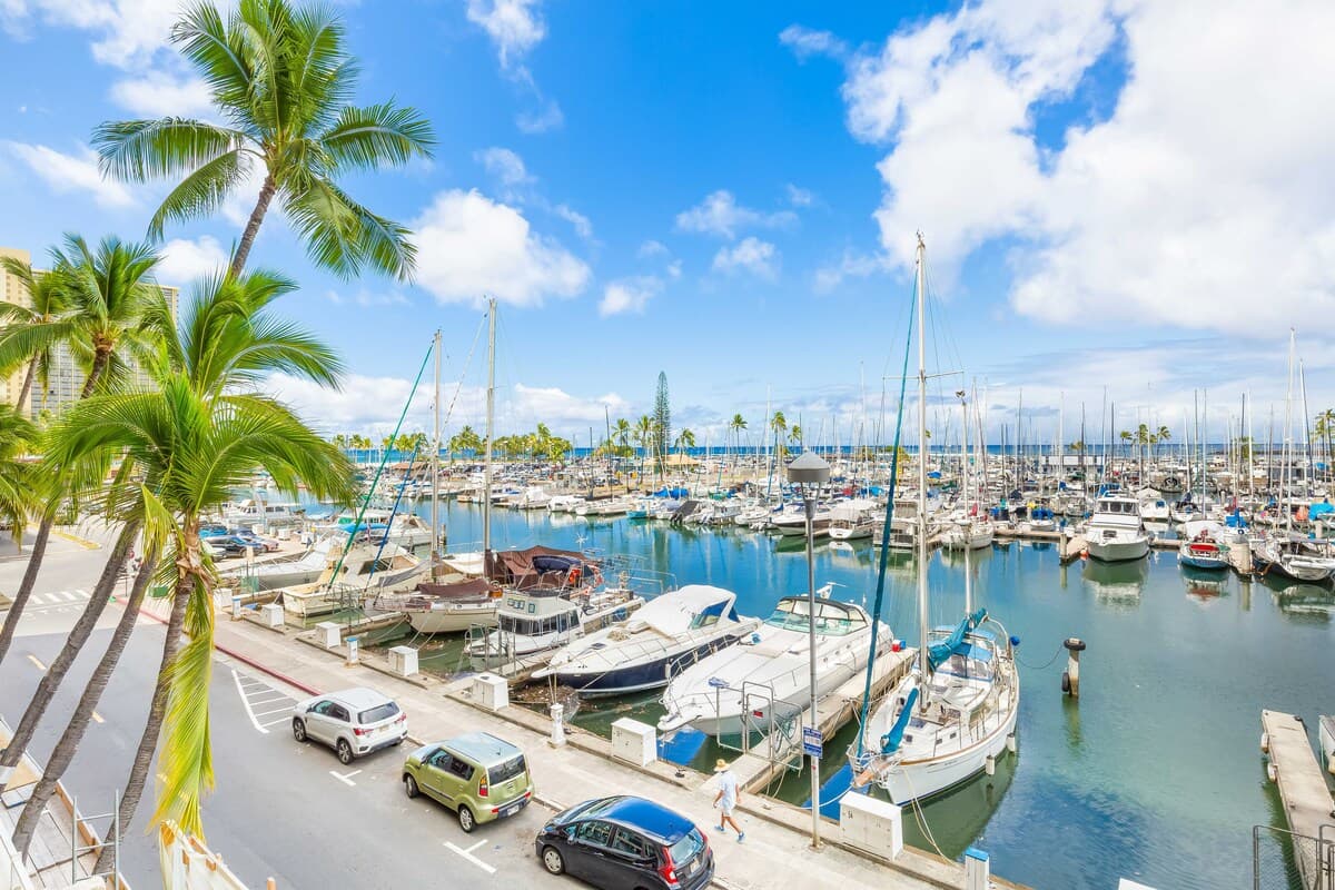 Condo in Honolulu · ★5.0 · 1 bedroom · 2 beds · 1 private bath - Photo 4