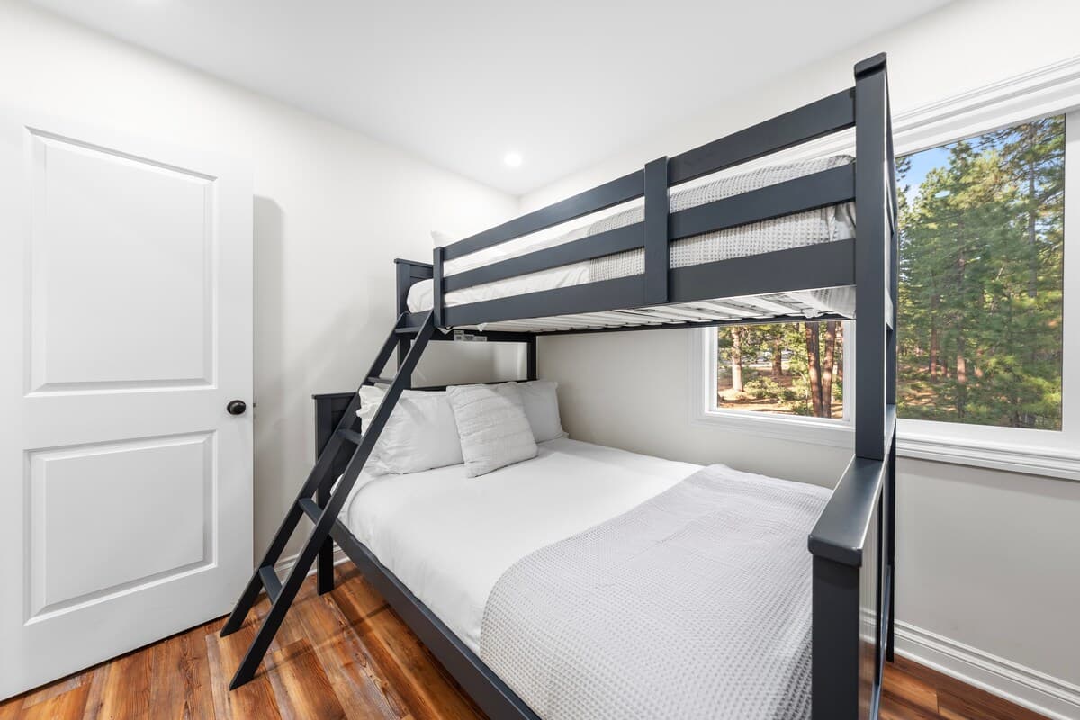 Condo in Incline Village · ★4.5 · 3 bedrooms · 4 beds · 2 private baths - Photo 4