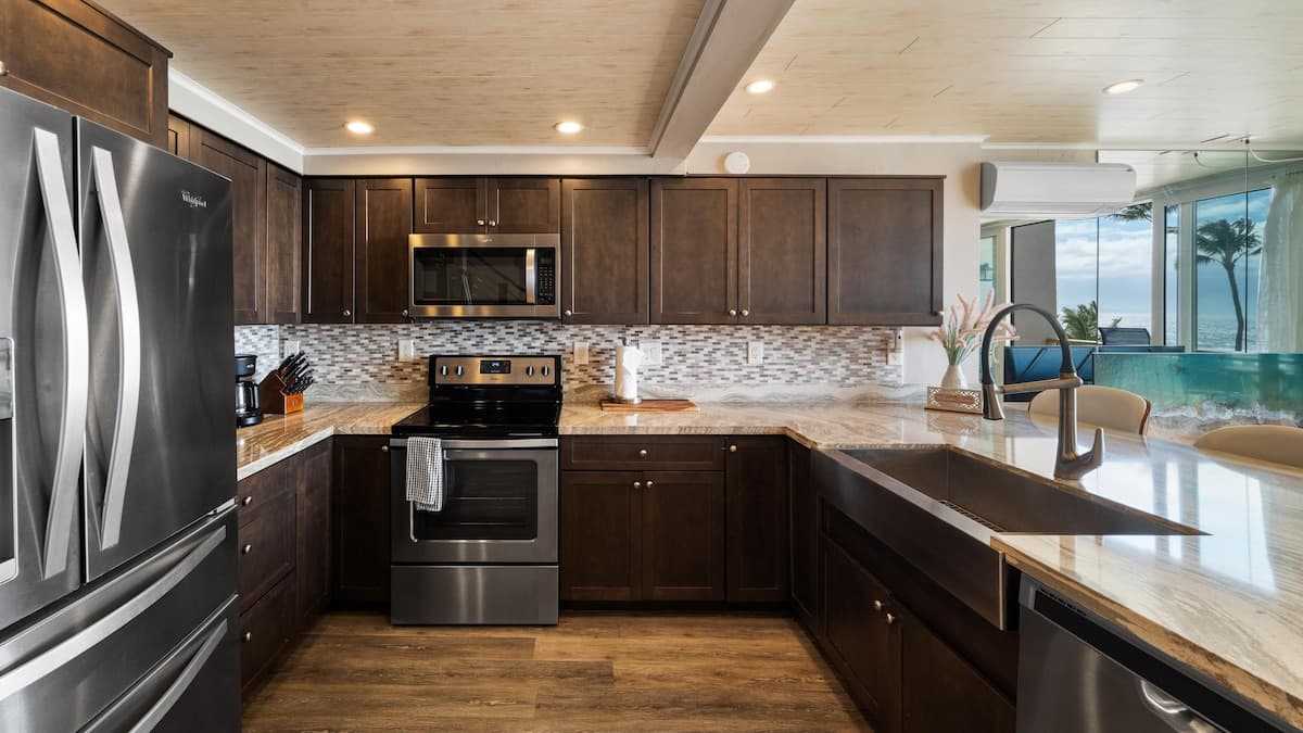 Condo in Wailuku · ★5.0 · 2 bedrooms · 2 beds · 2 private baths - Photo 4