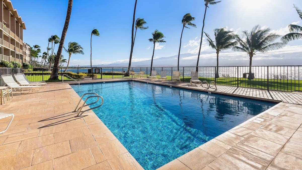 Condo in Wailuku · ★5.0 · 2 bedrooms · 2 beds · 2 private baths - Photo 3