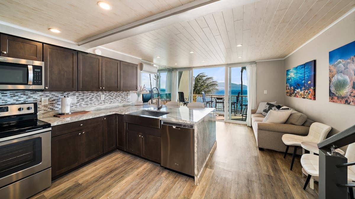 Condo in Wailuku · ★5.0 · 2 bedrooms · 2 beds · 2 private baths - Photo 5