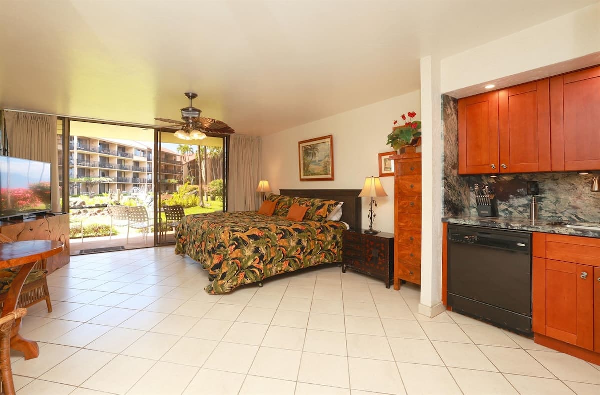 Condo in Lahaina · ★4.96 · Studio · 1 bed · 1 private bath - Photo 2
