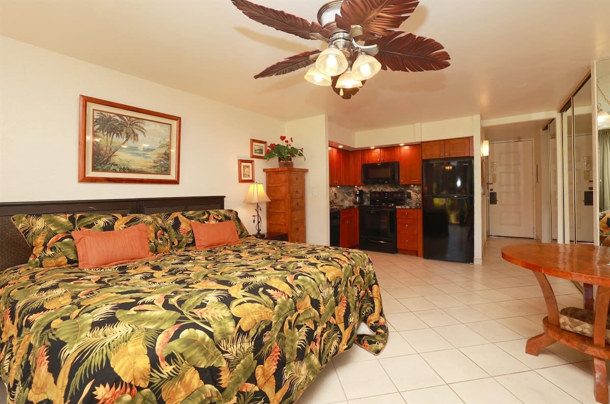 Condo in Lahaina · ★4.96 · Studio · 1 bed · 1 private bath - Photo 4