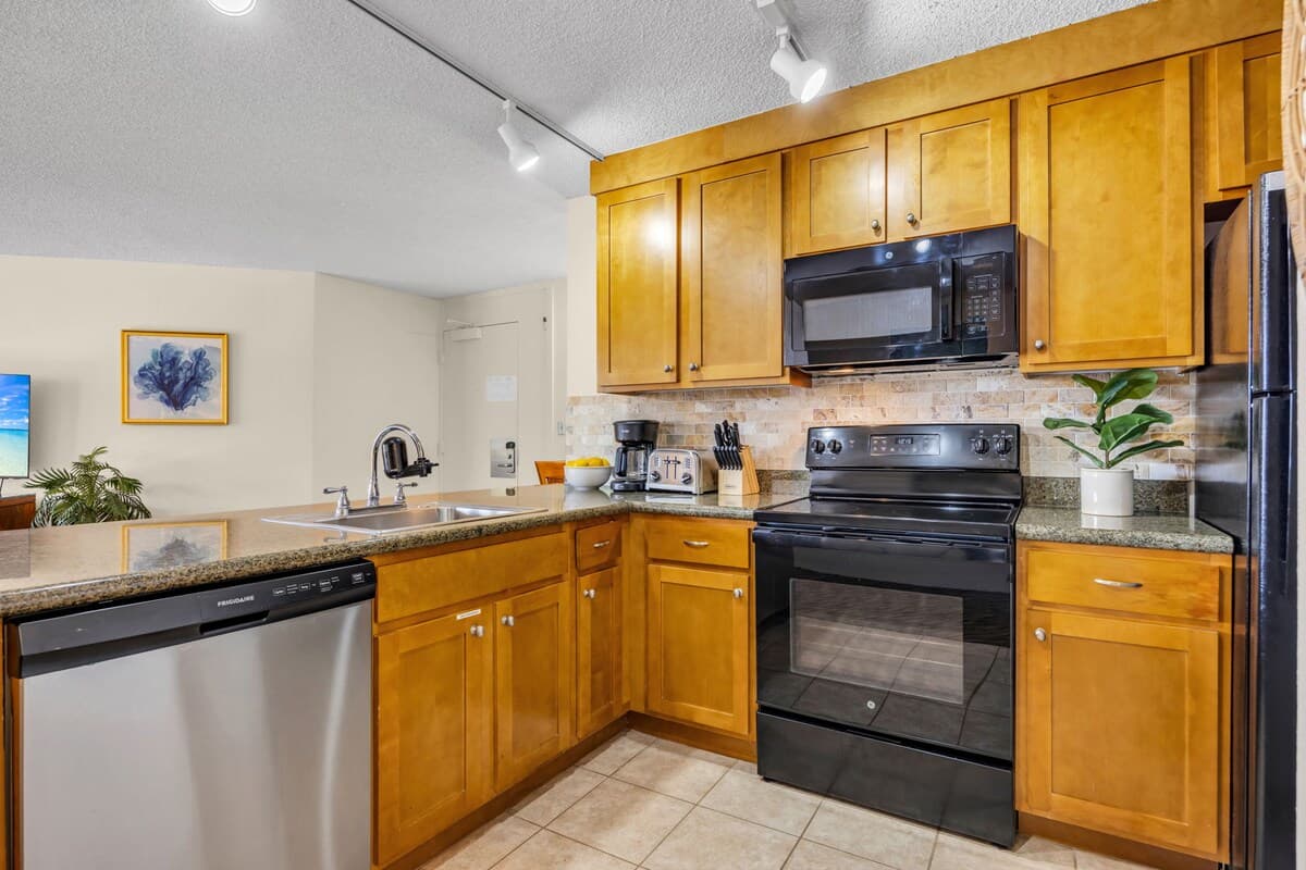 Condo in Lahaina · ★5.0 · 1 bedroom · 2 beds · 1 bath - Photo 3