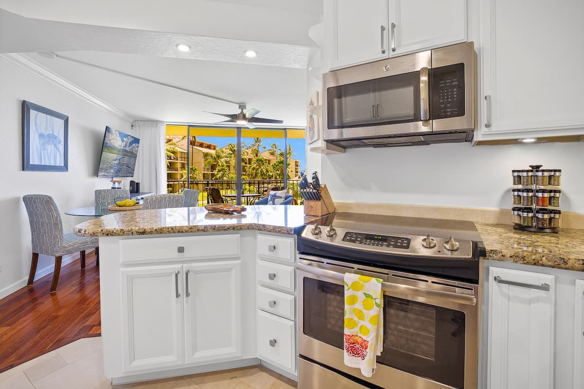 Condo in Lahaina · ★4.86 · 2 bedrooms · 4 beds · 2 baths - Photo 3