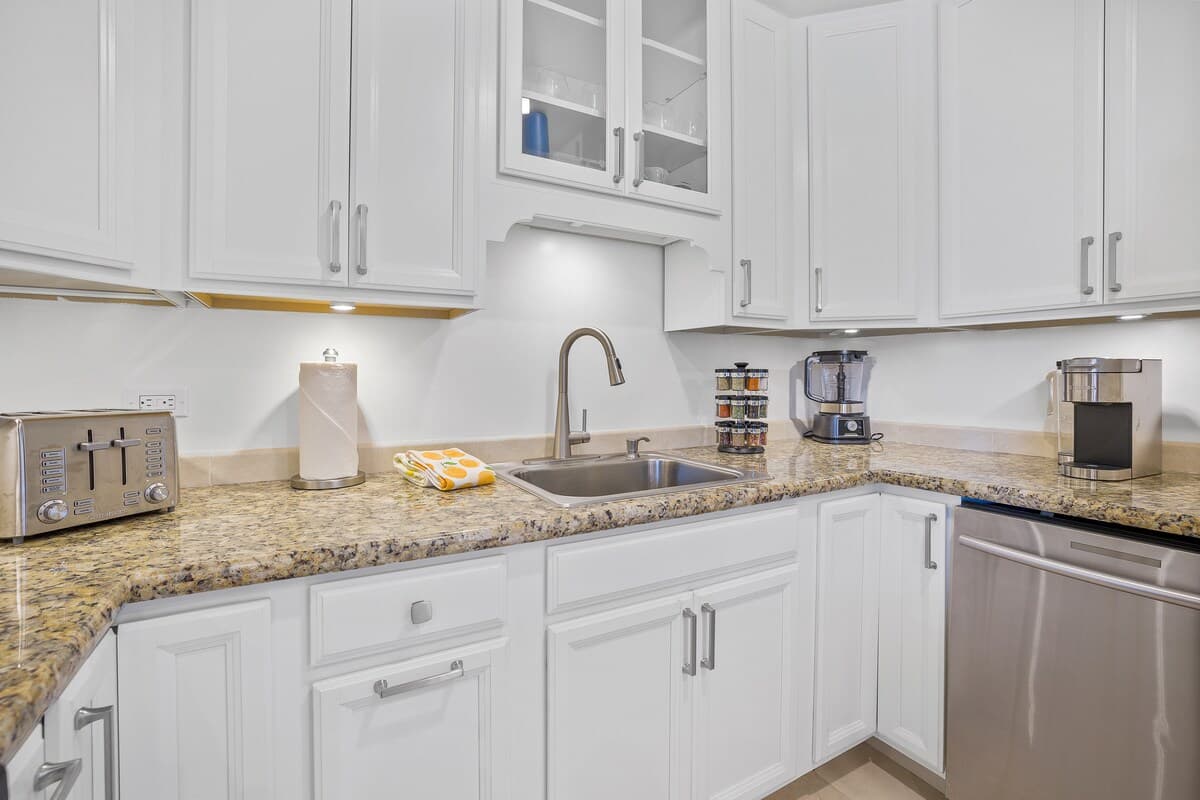 Condo in Lahaina · ★4.86 · 2 bedrooms · 4 beds · 2 baths - Photo 4