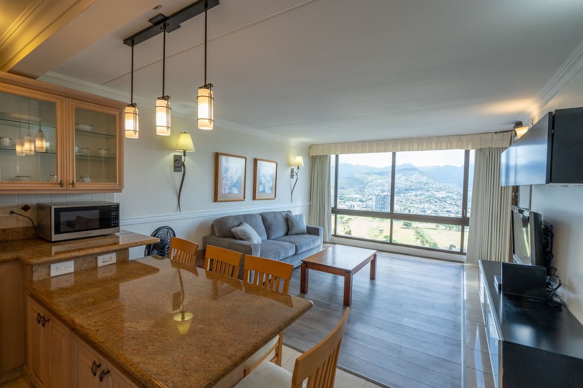 Condo in Honolulu · ★4.46 · 1 bedroom · 2 beds · 1 shared bath - Photo 1