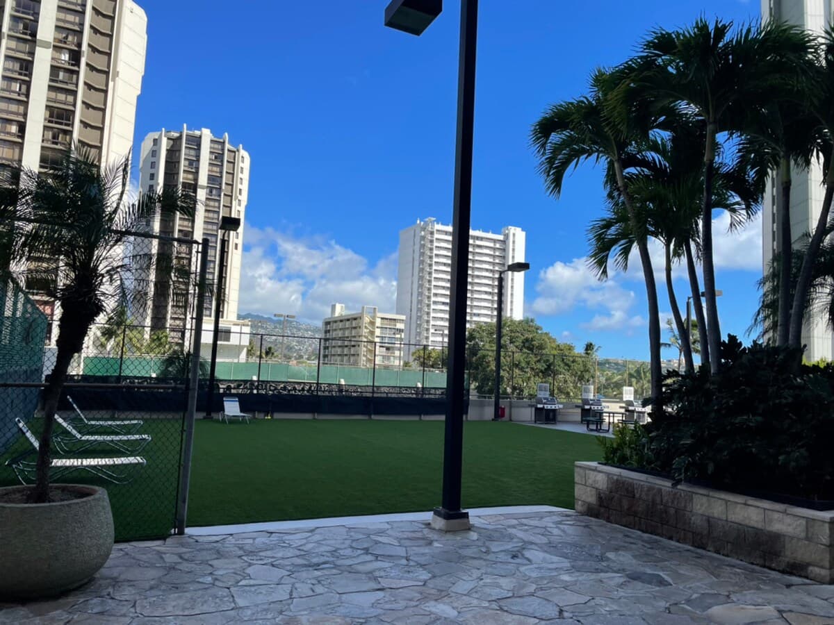Condo in Honolulu · ★4.46 · 1 bedroom · 2 beds · 1 shared bath - Photo 2