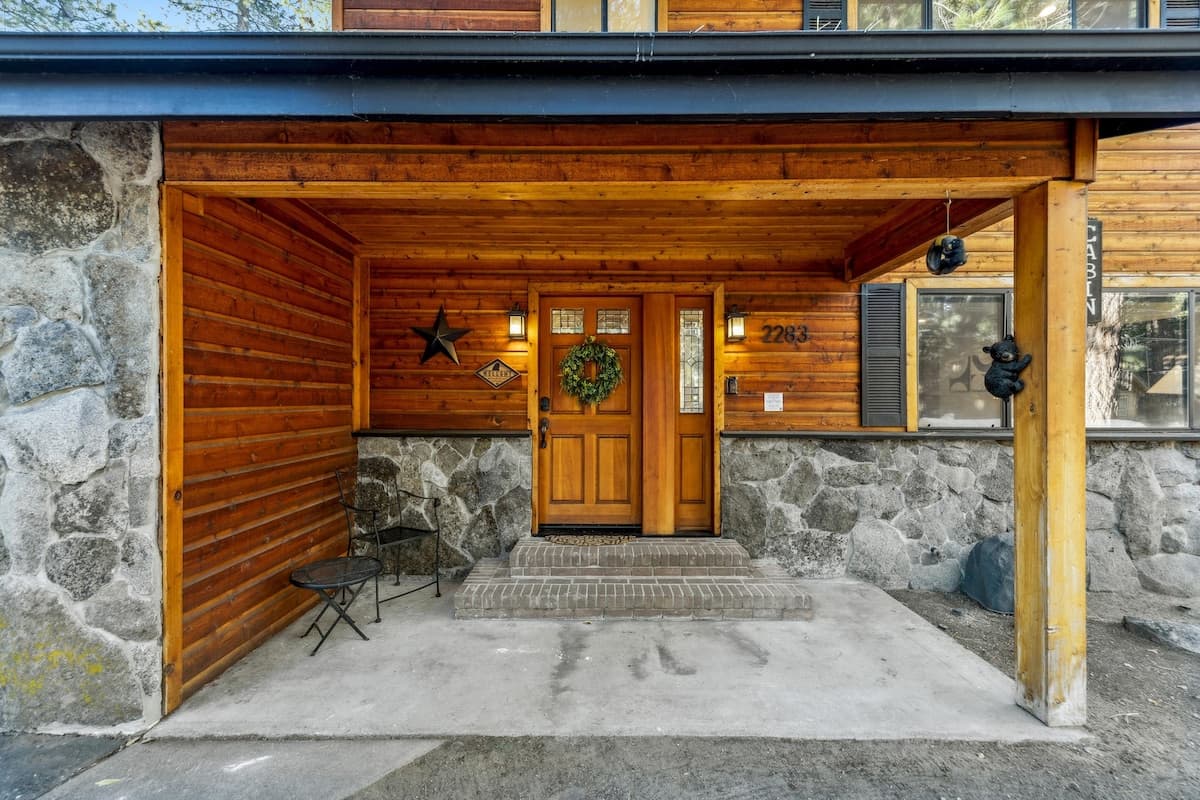 Newly Remodeled 4BR Cabin, Hot Tub, Near Marina - Photo 2