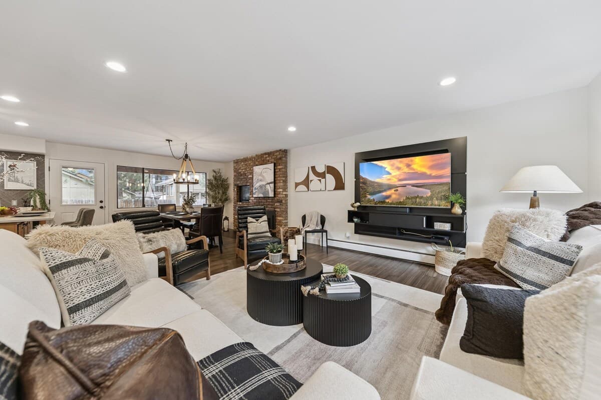 Newly Remodeled 4BR Cabin, Hot Tub, Near Marina - Photo 3