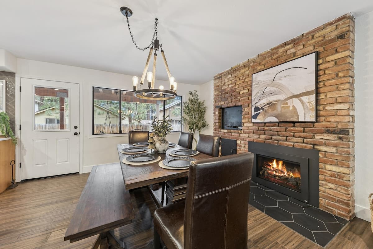 Newly Remodeled 4BR Cabin, Hot Tub, Near Marina - Photo 5