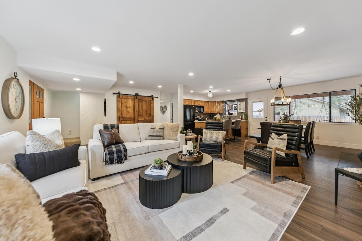 Newly Remodeled 4BR Cabin, Hot Tub, Near Marina - Photo 4