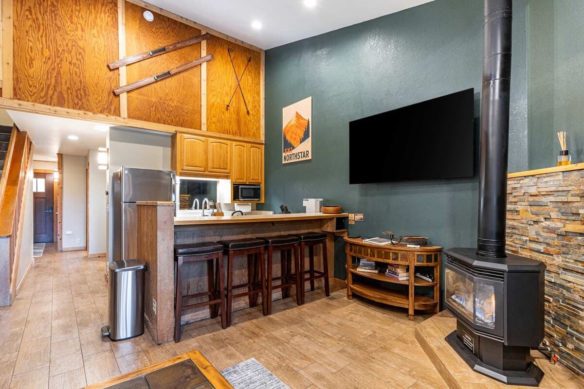 Ski-in, ski-out Northstar condo by Village - Photo 5