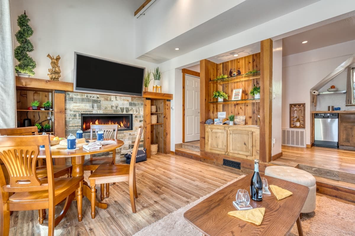 Cozy Forest Townhome Near Lake Tahoe w/ Fireplace - Photo 1