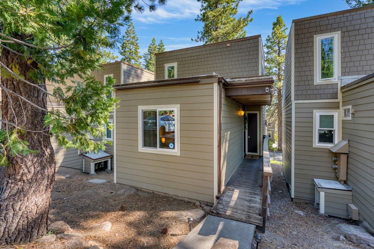 Cozy Forest Townhome Near Lake Tahoe w/ Fireplace - Photo 2