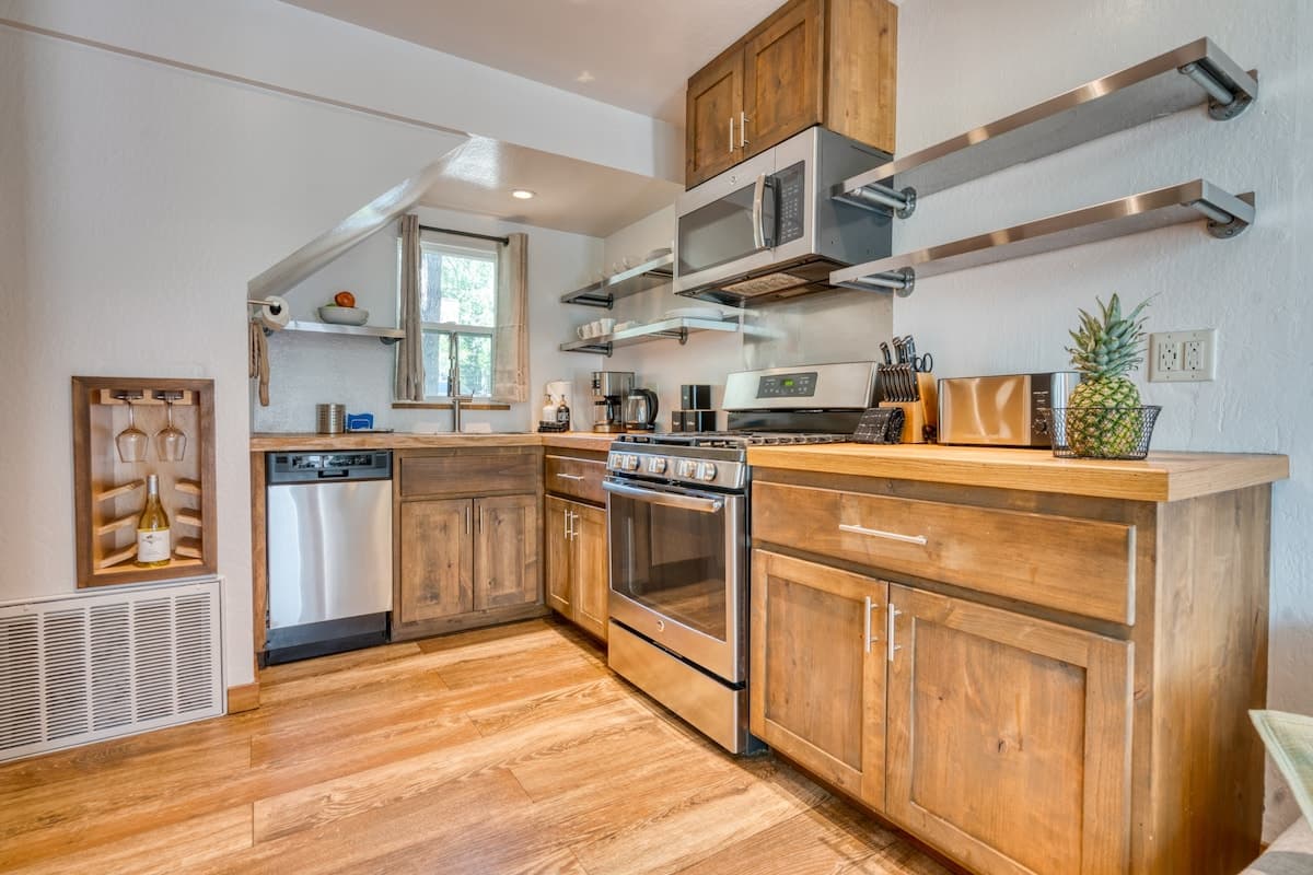 Cozy Forest Townhome Near Lake Tahoe w/ Fireplace - Photo 3