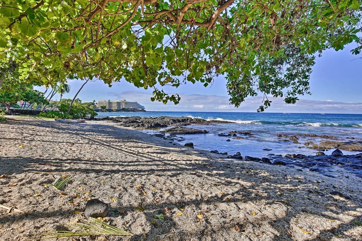 Kona Beach Retreat Steps to Ocean: Soak & Stroll! - Photo 4