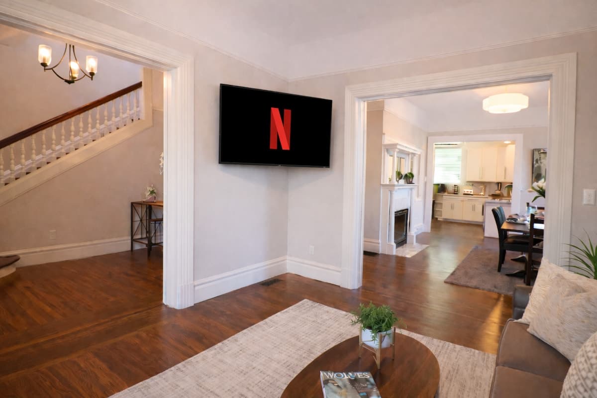 Spacious 4BR Home with Large Backyard in Oakland - Photo 3