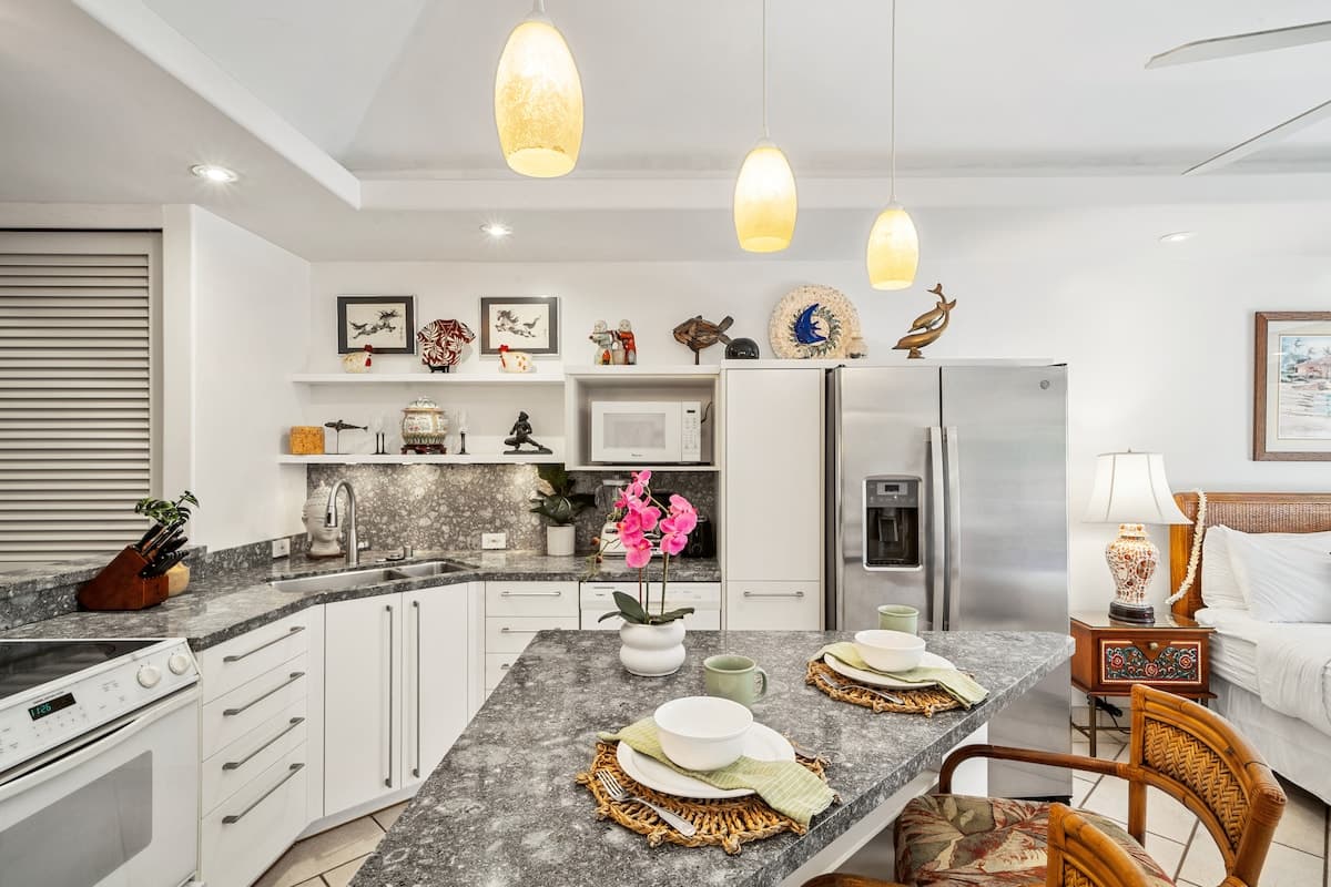 Condo in Lahaina · ★5.0 · 1 bedroom · 1 bed · 1 bath - Photo 3