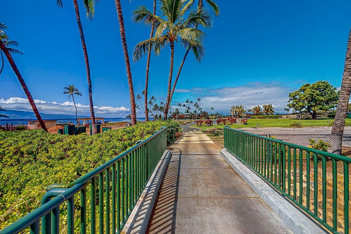 Townhouse in Lahaina · ★4.58 · 2 bedrooms · 3 beds · 3 private baths - Photo 3