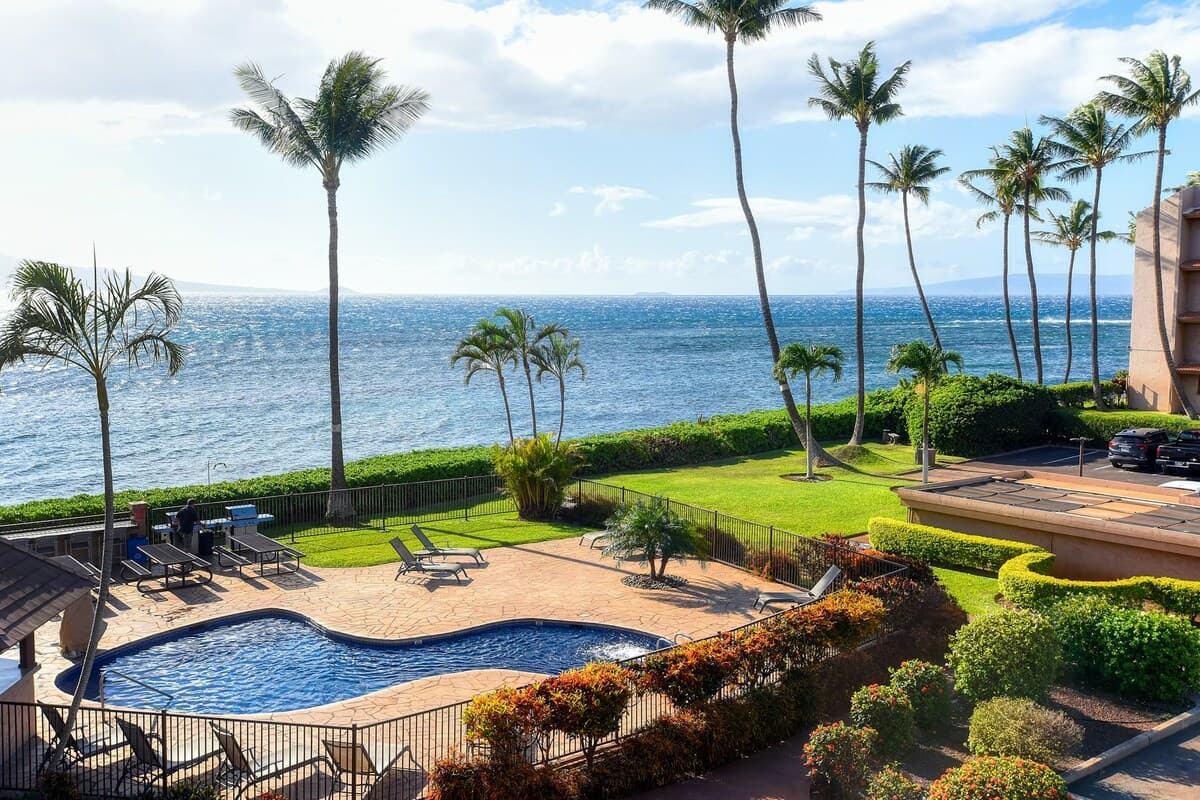 Condo in Wailuku · ★4.24 · 2 bedrooms · 2 beds · 2 private baths - Photo 2