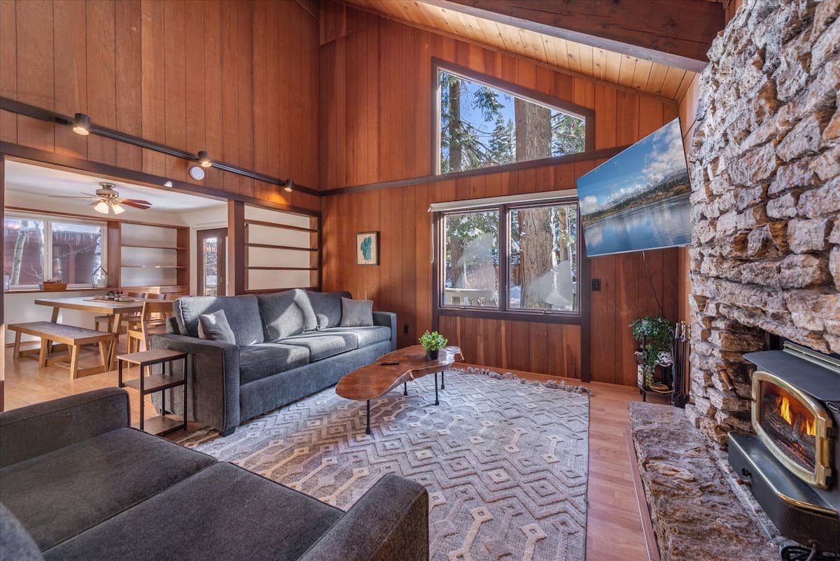 Lake Views, Pet-Friendly, Kids' Playroom, Yard - Photo 1