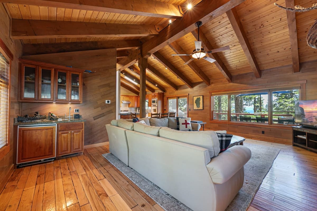 Lodge-Style Tahoe Home Near Lake, Walk to Shore - Photo 5