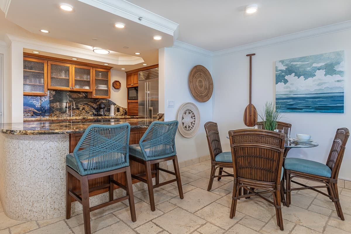 Condo in Lahaina · ★4.88 · 1 bedroom · 2 beds · 1 bath - Photo 4