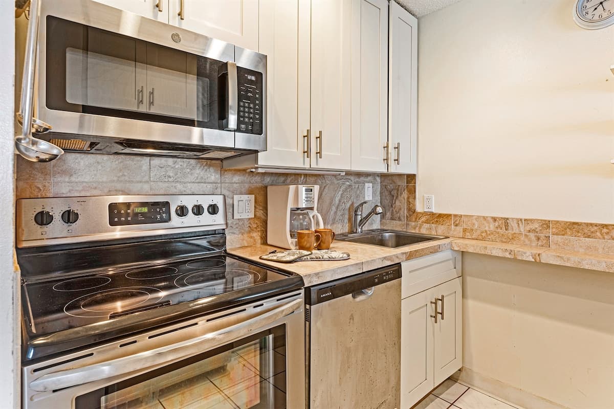 Condo in Lahaina · ★4.95 · 1 bedroom · 1 bed · 1 private bath - Photo 4