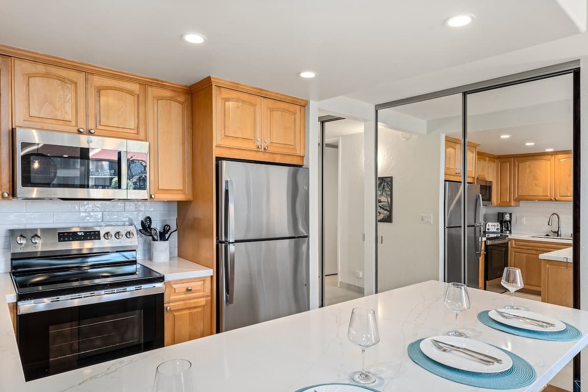 Condo in Lahaina · ★4.88 · 2 bedrooms · 3 beds · 2 baths - Photo 3