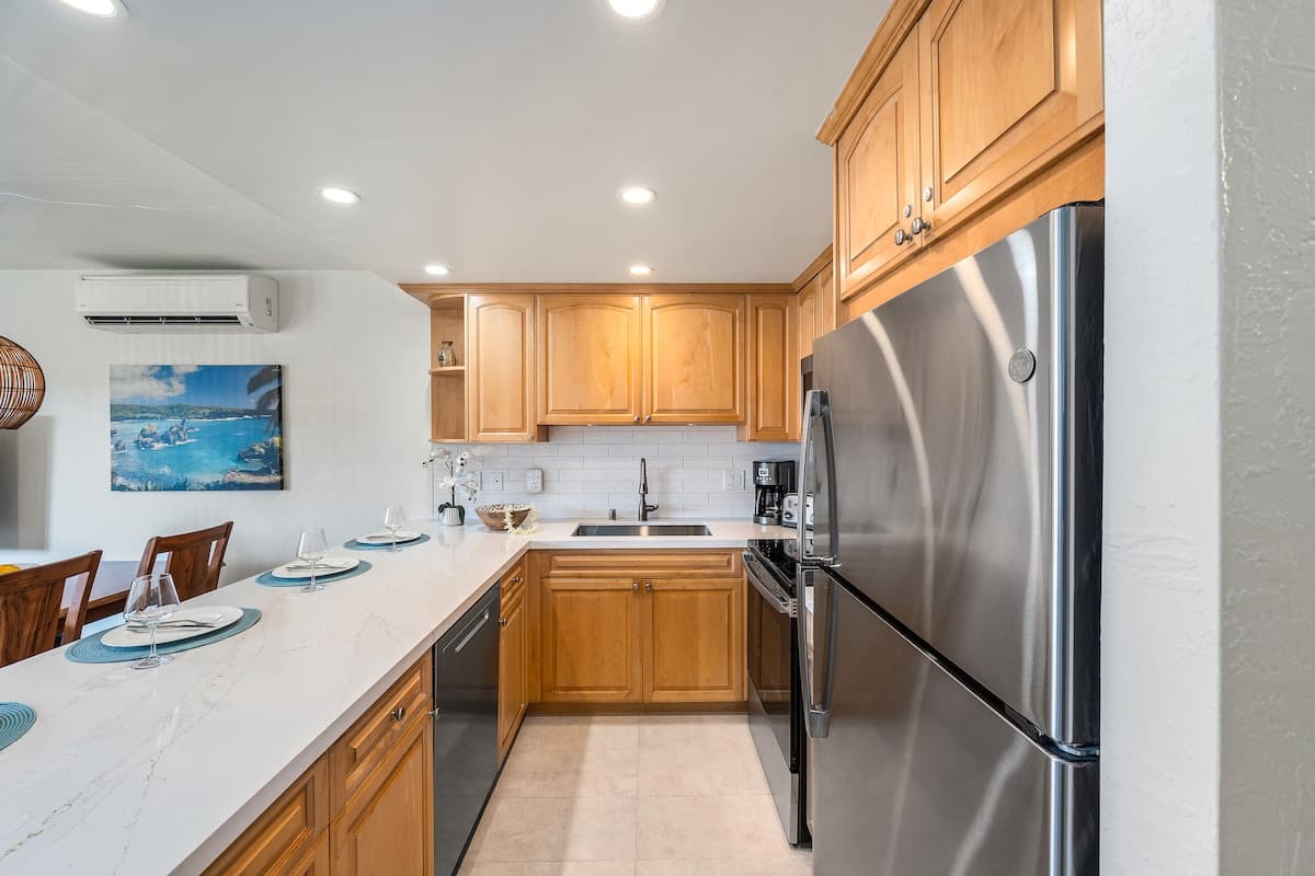 Condo in Lahaina · ★4.88 · 2 bedrooms · 3 beds · 2 baths - Photo 4