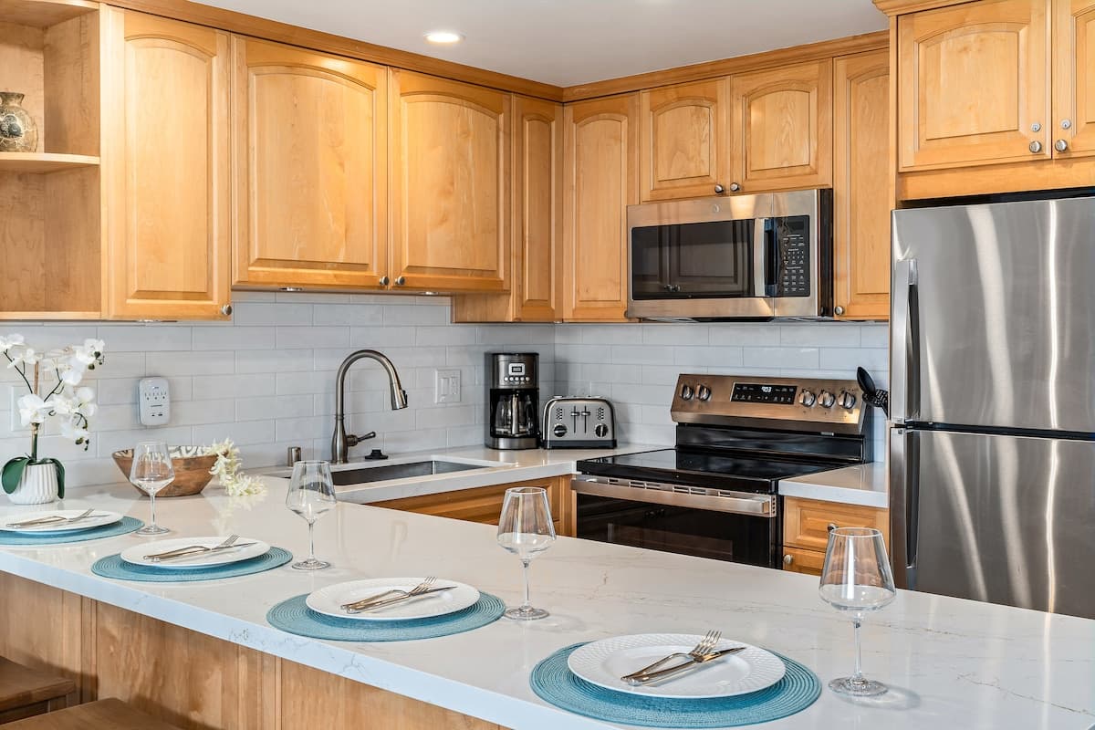 Condo in Lahaina · ★4.88 · 2 bedrooms · 3 beds · 2 baths - Photo 2