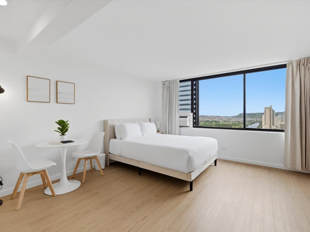 Condo in Honolulu · ★4.94 · 1 bedroom · 1 bed · 1 private bath - Photo 2