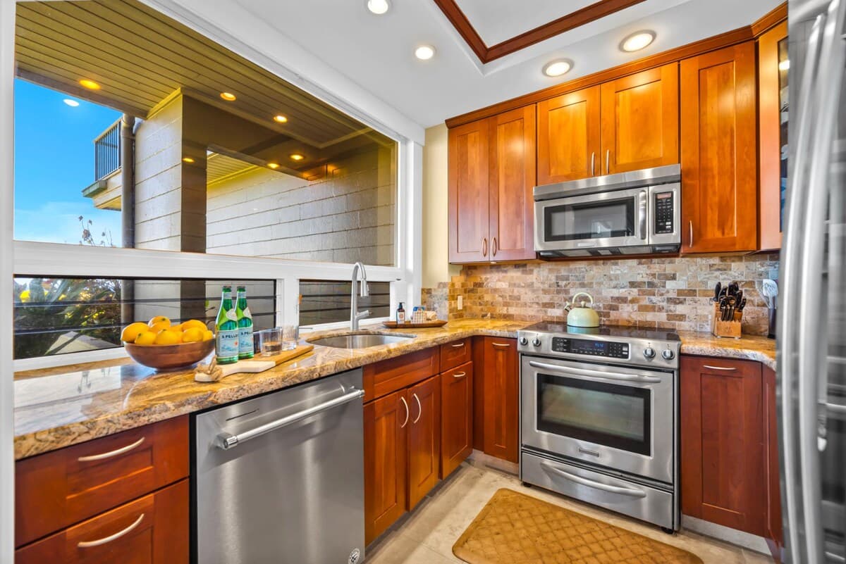 Condo in Lahaina · ★5.0 · 1 bedroom · 2 beds · 1 bath - Photo 2