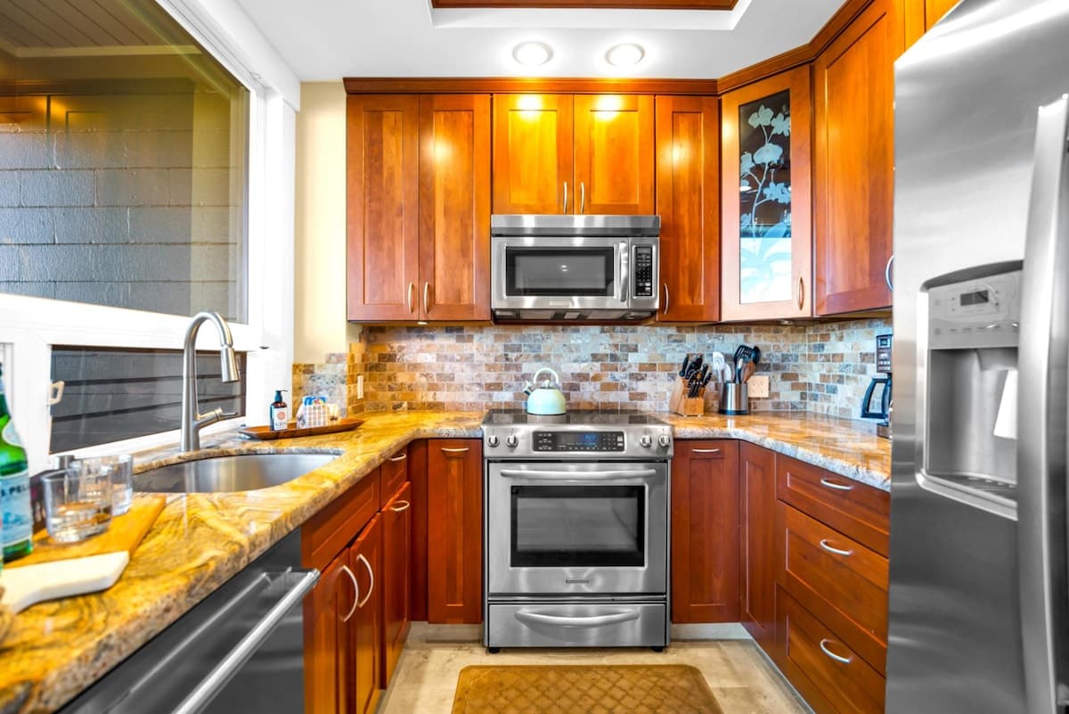 Condo in Lahaina · ★5.0 · 1 bedroom · 2 beds · 1 bath - Photo 3