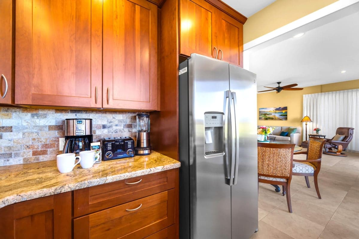 Condo in Lahaina · ★5.0 · 1 bedroom · 2 beds · 1 bath - Photo 4