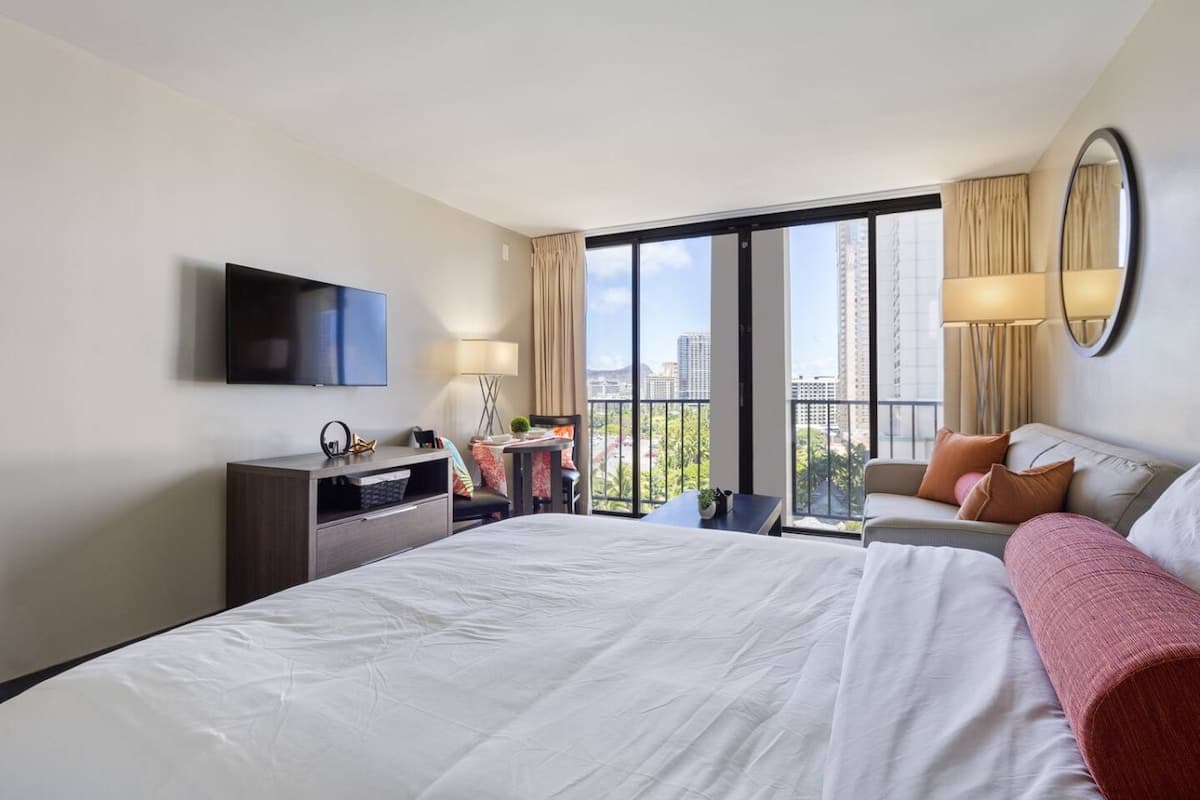 Waikiki Ocean Breeze: A Peaceful Island Getaway - Photo 2