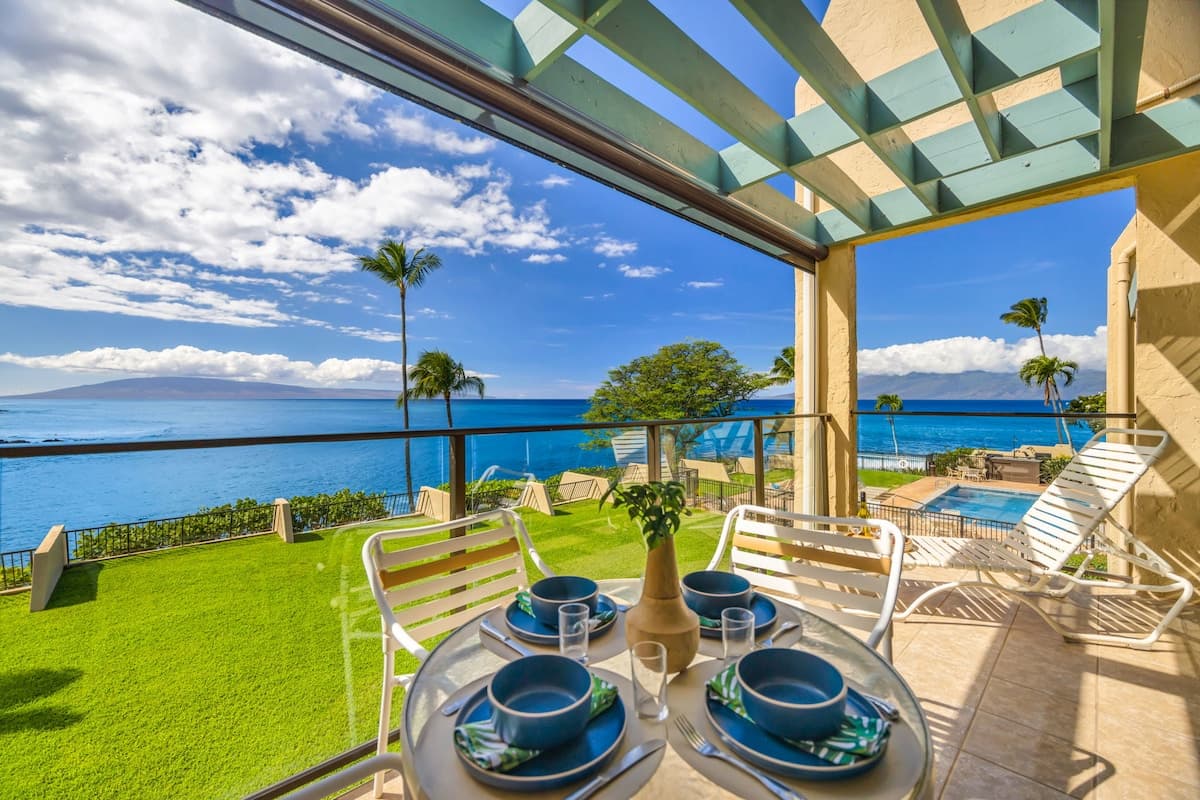 Condo in Lahaina · ★4.0 · 2 bedrooms · 4 beds · 2 baths - Photo 1