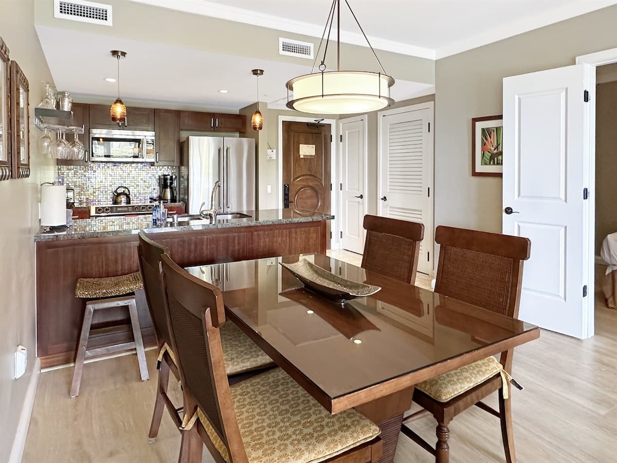 Condo in Lahaina · ★4.94 · 2 bedrooms · 2 beds · 1 bath - Photo 3