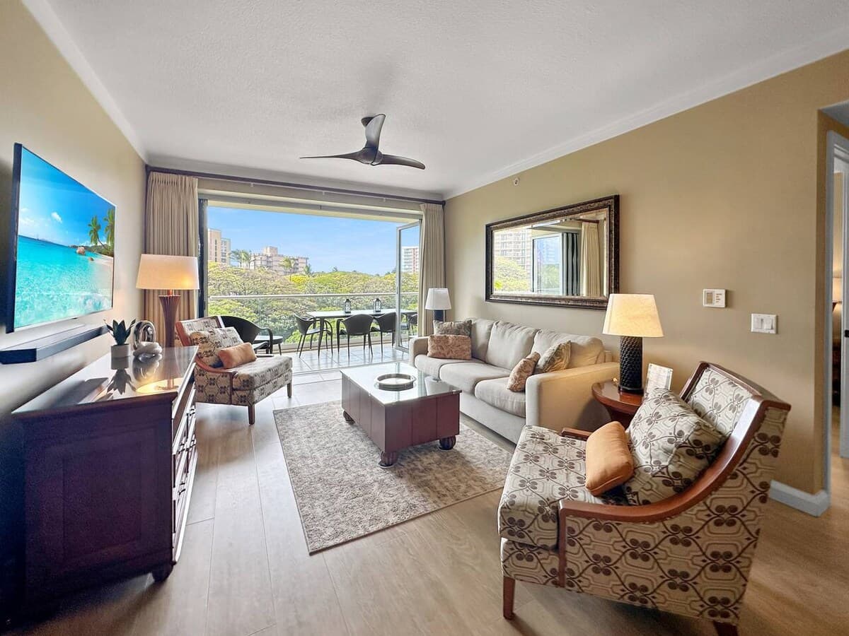 Condo in Lahaina · ★4.94 · 2 bedrooms · 2 beds · 1 bath - Photo 4
