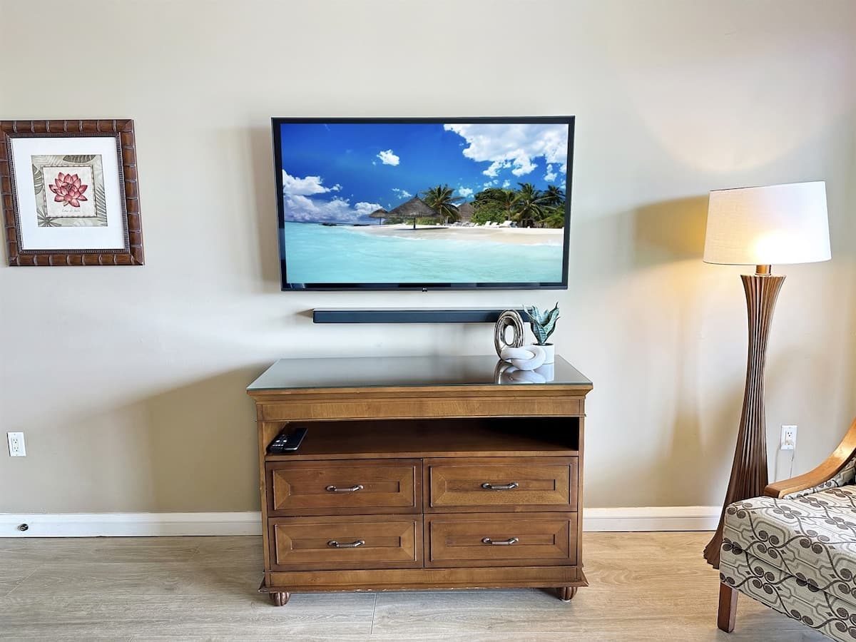 Condo in Lahaina · ★4.94 · 2 bedrooms · 2 beds · 1 bath - Photo 5