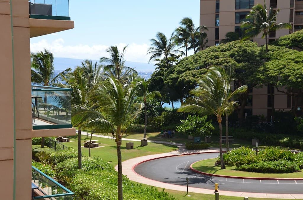 Condo in Lahaina · ★4.94 · 2 bedrooms · 2 beds · 1 bath - Photo 2